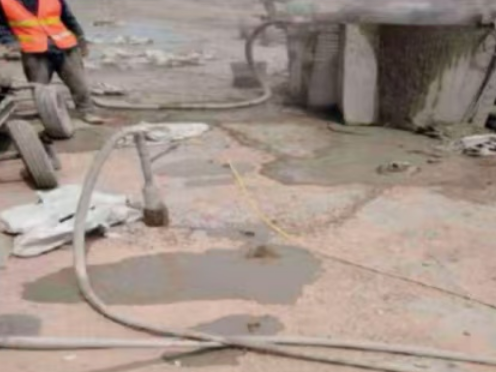 贵港水泥混凝土路面板底注浆技术 路面脱空注浆整治方案